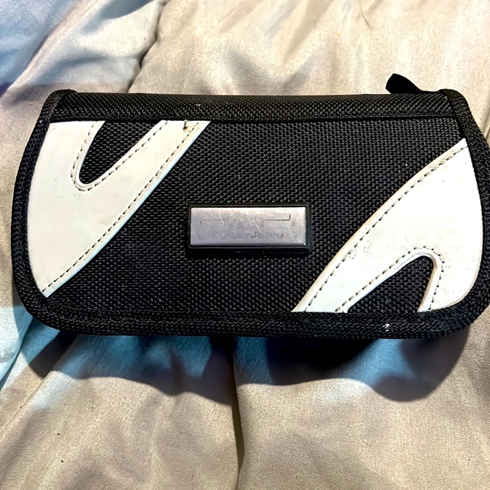 11 psp games and black carrying case